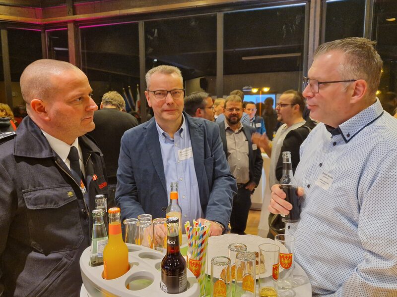 Thorsten Schultes vom Sanitätshaus Schultes (rechts) im Gespräch mit Karl Hubert Stollenwerk und Lars Knust, stellvertretender Wehrleiter der Feuerwehr Merzenich.