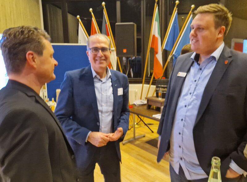 Fachbereichsleiter Thomas Lüssem im Gespräch mit Konzepta-Geschäftsführer Bernd Kneuel und Strukturwandelmanager Lennart Schminnes (von links).