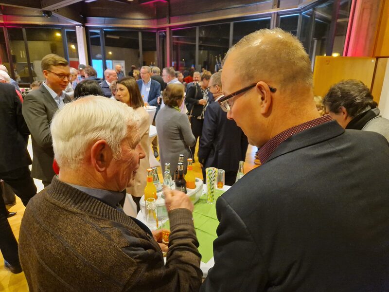 Der ehemalige Ortsvorsteher von Golzheim, Johannes Müller (links), im Gespräch mit dem amtierenden Karnevalsprinzen Stefan Kettner.