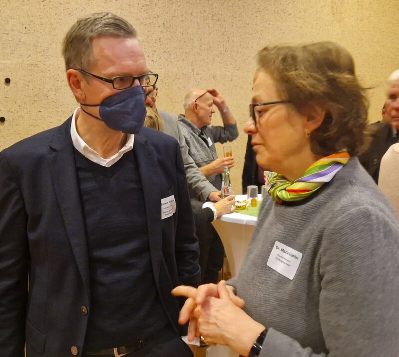 Architekt Markus Schmale von der Findeisen-Stiftung berichtet Gemeinderatsmitglied Dr. Maria Schoeller vom Stand der Bauarbeiten des Cubity-Atelierhauses in Merzenich.