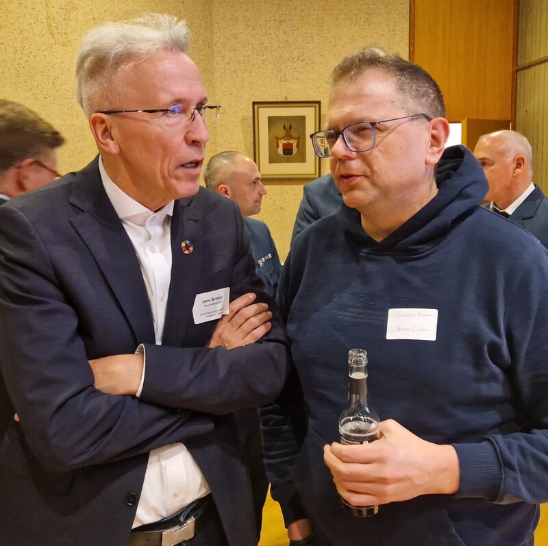 Reger Austausch zwischen Jens Bröker (links), Geschäftsführer der Entwicklungsgesellschaft Indeland GmbH, und Unternehmer Thomas Cremer.