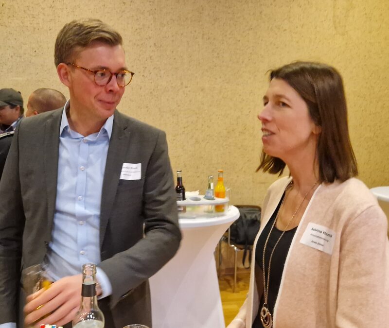 Förderberater Alexander Risch von der NRW.BANK erläutert Sabrina Hauck vom Kreis Düren die Fördermöglichkeiten für Unternehmen.
