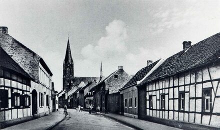 Straßenansicht Lindenstraße, St. Laurentius noch mit Kirchturm. Foto von 1941