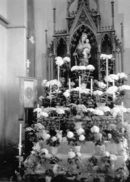 Geschmückter Marienaltar in St. Gregorius. Foto von 1920