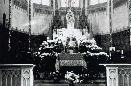Festlich geschmückter Altar in St. Laurentius. Foto von 1932