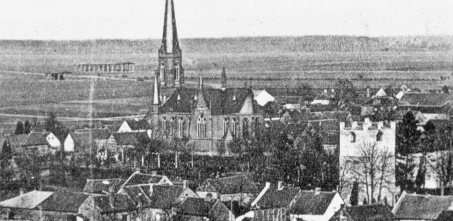 Blick vom ehemaligen Wasserturm zur neuen Pfarrkirche. Foto von 1930