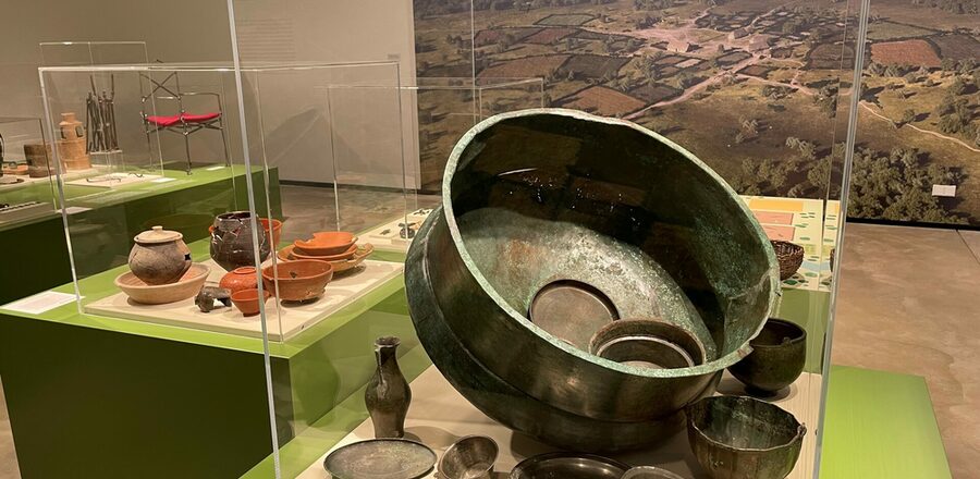 Römischer Luxus auf dem Land. Ausstattungen wie Koch- und Essgeschirr sowie Klappstühle für das Leben auf einem römischen Landgut.