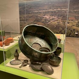 Römischer Luxus auf dem Land. Ausstattungen wie Koch- und Essgeschirr sowie Klappstühle für das Leben auf einem römischen Landgut.