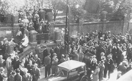 Nach der Messe beim Sippentag 1935. Treppenaufgang zu St. Laurentius an der Lindenstraße (damals Adolf-Hitler-Straße). Foto von 1935