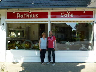 Christiane und Dietmar Berg vor ihrem neu eröffneten Rathaus Cafe